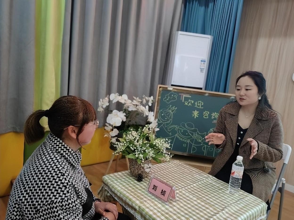 翠屏區(qū)家長(zhǎng)學(xué)校走進(jìn)菜幼，點(diǎn)亮科學(xué)育兒之路——家庭教育公益講座與咨詢服務(wù)同步開展